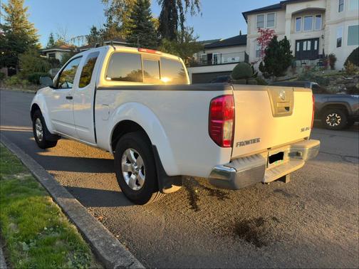 White 2009 Nissan Frontier SE King Cab