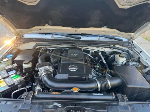 White 2009 Nissan Frontier SE King Cab