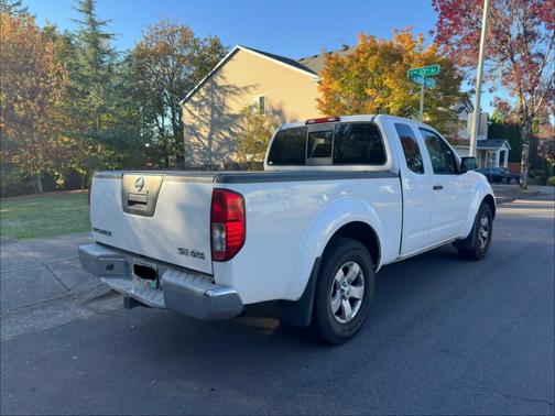 White 2009 Nissan Frontier SE King Cab