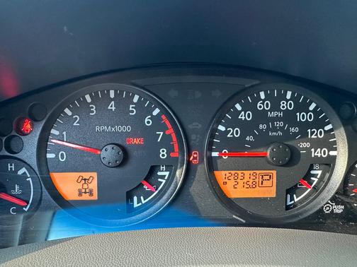 White 2009 Nissan Frontier SE King Cab