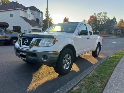 White 2009 Nissan Frontier SE King Cab
