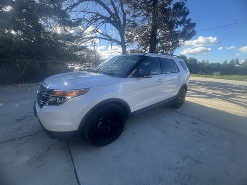 White 2015 Ford Explorer XLT