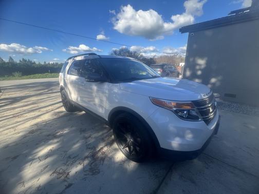 White 2015 Ford Explorer XLT
