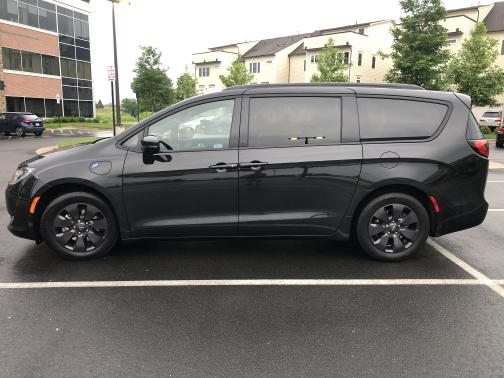 Photo 2 of 12 of 2020 Chrysler Pacifica Hybrid Limited