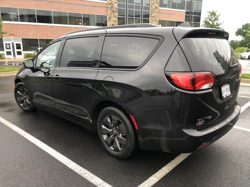 Photo 3 of 12 of 2020 Chrysler Pacifica Hybrid Limited