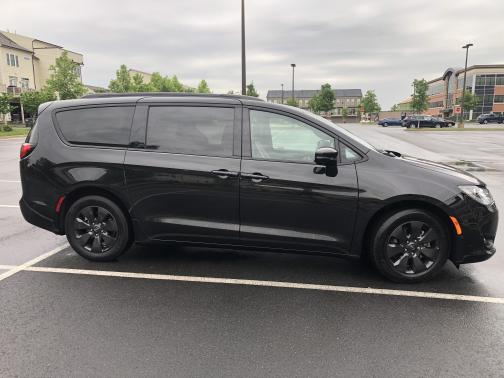 Photo 4 of 12 of 2020 Chrysler Pacifica Hybrid Limited