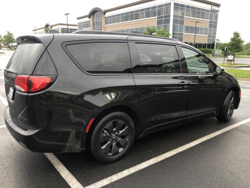 Photo 5 of 12 of 2020 Chrysler Pacifica Hybrid Limited
