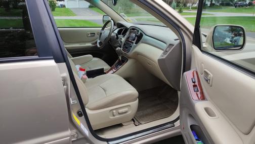 Gold 2004 Toyota Highlander Base