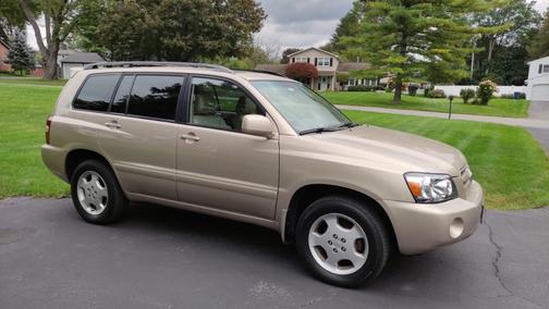 Gold 2004 Toyota Highlander Base
