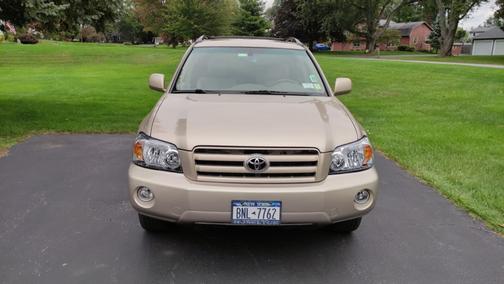 Gold 2004 Toyota Highlander Base
