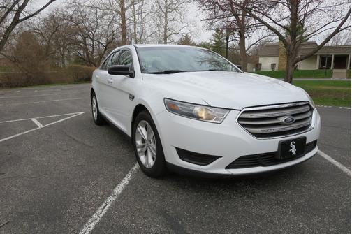 White 2015 Ford Taurus SE