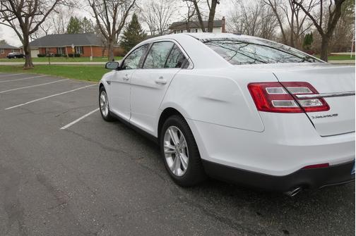 White 2015 Ford Taurus SE