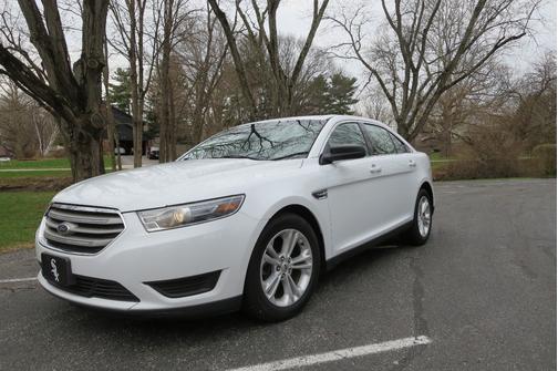 White 2015 Ford Taurus SE