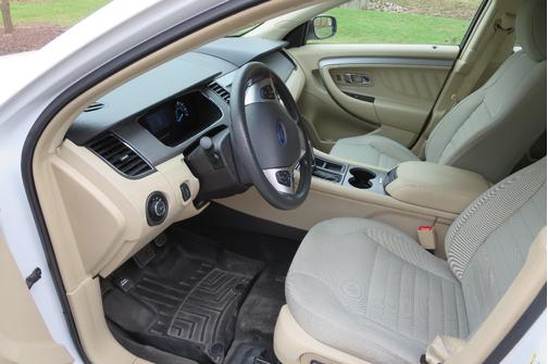 White 2015 Ford Taurus SE