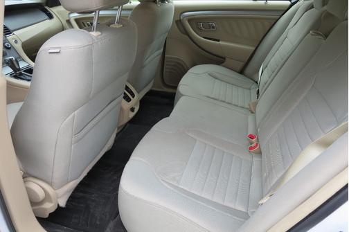 White 2015 Ford Taurus SE