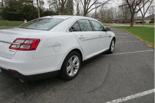 White 2015 Ford Taurus SE