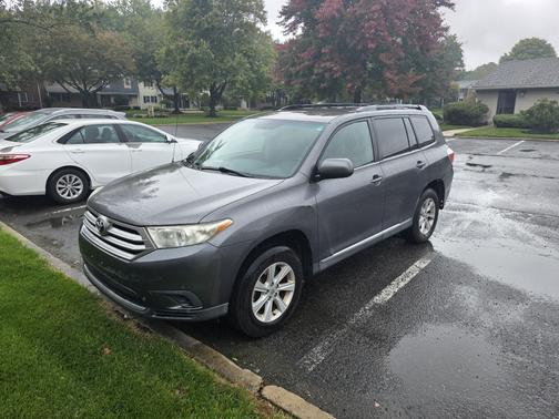 Gray 2011 Toyota Highlander Base