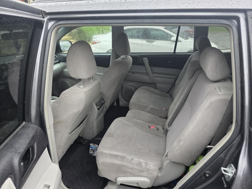 Gray 2011 Toyota Highlander Base