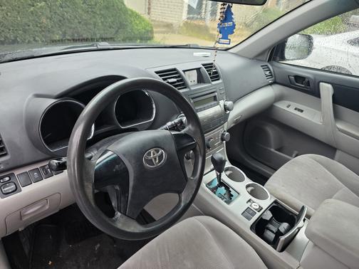 Gray 2011 Toyota Highlander Base