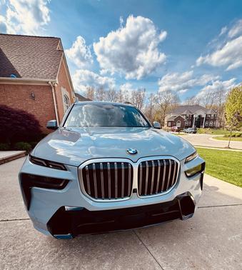 Gray 2023 BMW X7 xDrive40i