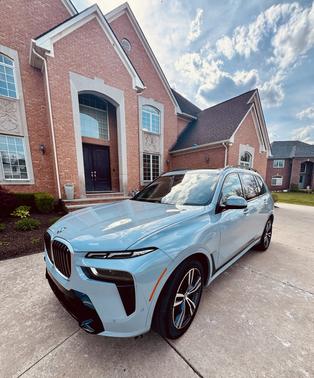 Gray 2023 BMW X7 xDrive40i