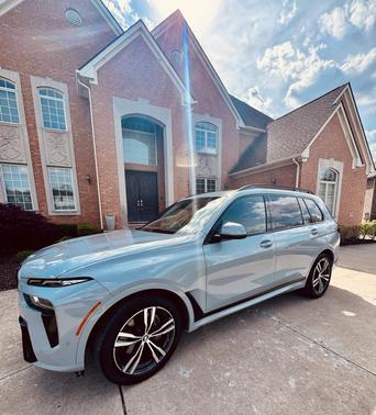 Gray 2023 BMW X7 xDrive40i