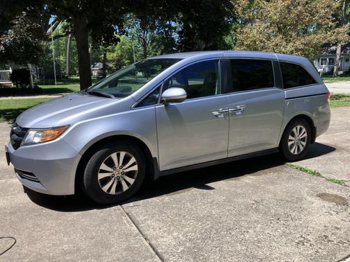 Silver 2016 Honda Odyssey SE
