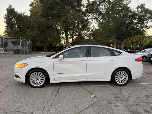 White 2014 Ford Fusion Hybrid SE