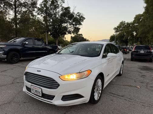 White 2014 Ford Fusion Hybrid SE