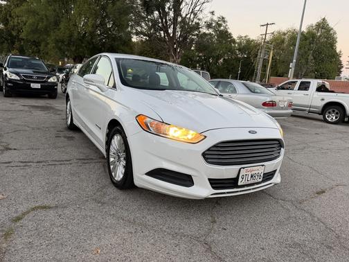 White 2014 Ford Fusion Hybrid SE