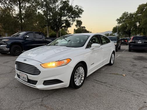 White 2014 Ford Fusion Hybrid SE