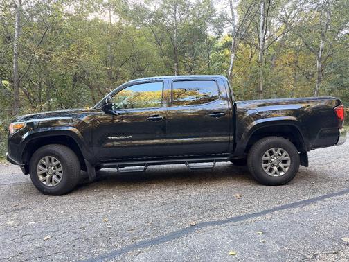 Black 2019 Toyota Tacoma SR5