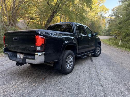 Black 2019 Toyota Tacoma SR5
