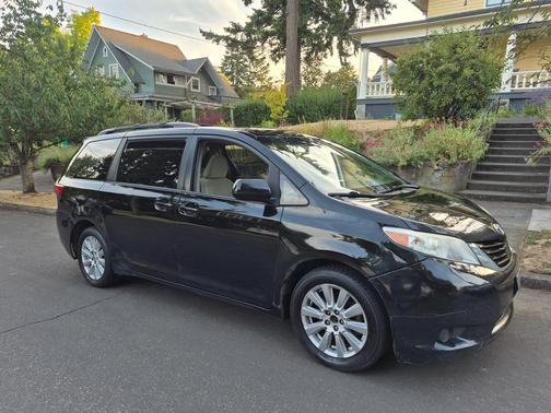 Black 2017 Toyota Sienna LE