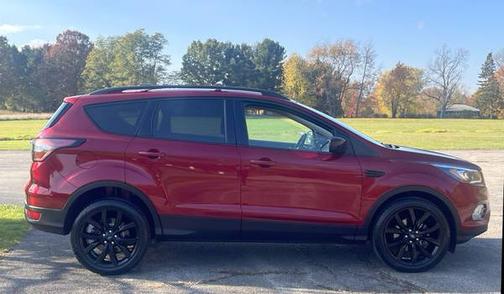 Red 2017 Ford Escape SE