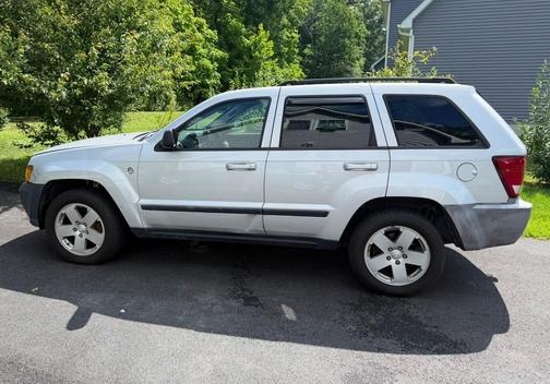 Silver 2007 Jeep Grand Cherokee Laredo