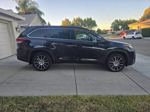 Black 2019 Toyota Highlander SE