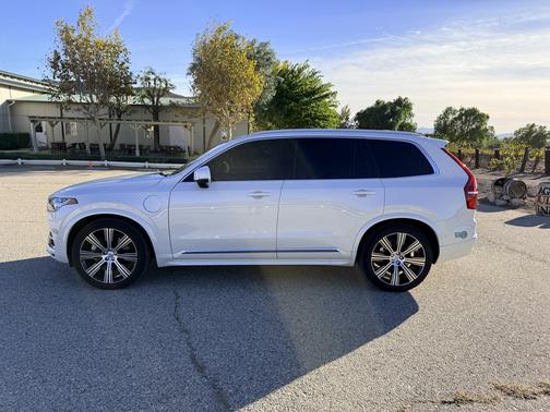 2025 Volvo XC90 Plug-In Hybrid T8 AWD Ultra 6-Seater