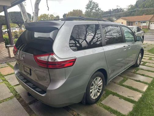 2017 Toyota Sienna XLE
