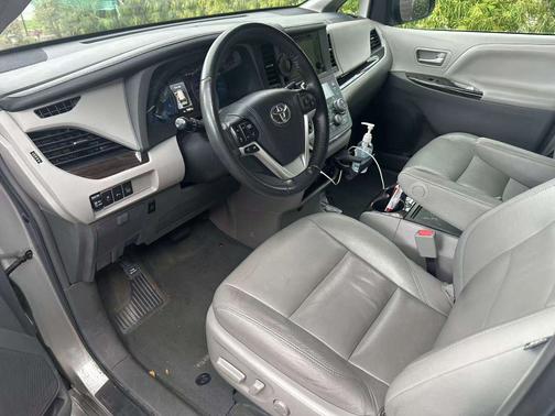 2017 Toyota Sienna XLE