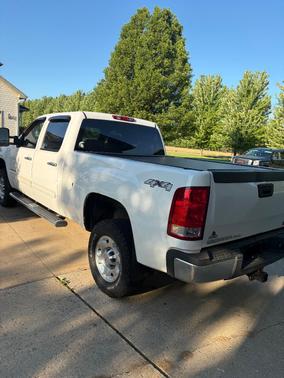 White 2009 GMC Sierra 2500 SLE
