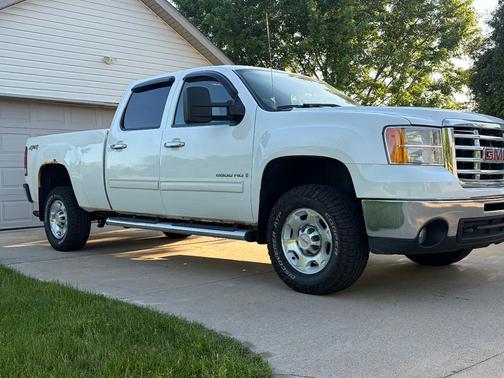 White 2009 GMC Sierra 2500 SLE