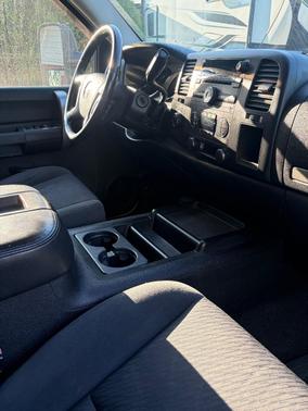 White 2009 GMC Sierra 2500 SLE