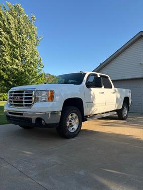 White 2009 GMC Sierra 2500 SLE
