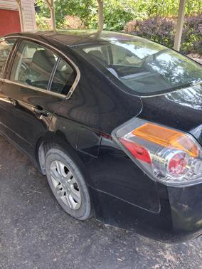 Black 2010 Nissan Altima 2.5 S