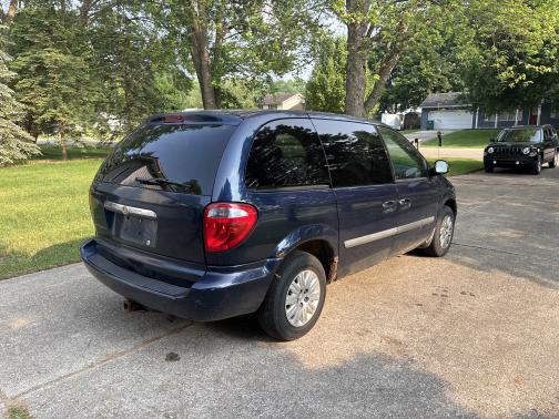 2006 Chrysler Town & Country Base