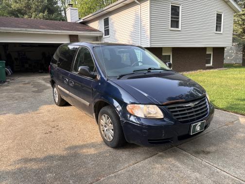 2006 Chrysler Town & Country Base