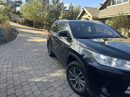 Black 2017 Toyota Highlander XLE