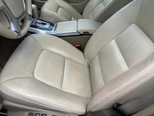 White 2012 Volvo XC70 3.2