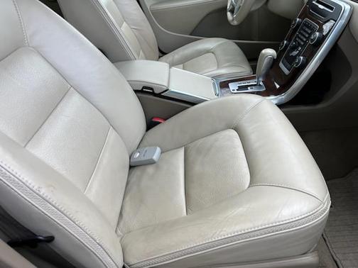 White 2012 Volvo XC70 3.2